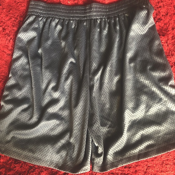 Under Armour Heatgear Loose Gray Shorts 